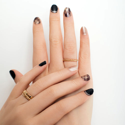 This almost 3D nail design draws a mature look on your nails. Dark rosewood check print and drawn on jewels on the bronze undertone give you a luxurious touch. 