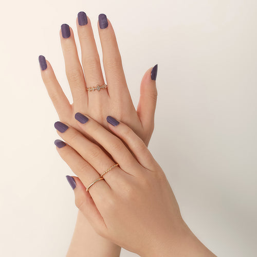 This set makes your hands look elegant. The plum purple is perfect for a business meeting or for a night out.  Something different: try wearing it with our overlay collection on top. Check out the third image for an inspiration. 
