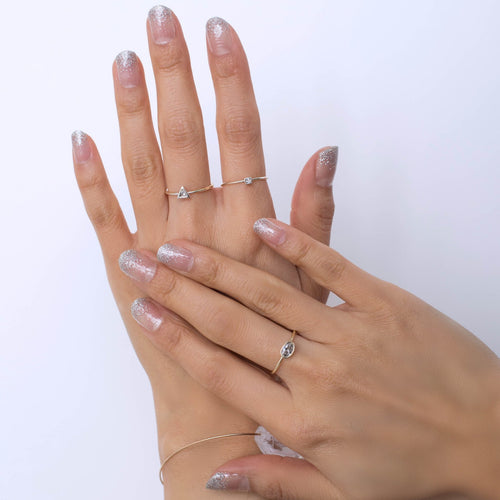 This set is the French manicure with sparkling tips. It can be worn alone or wear it as an overlay to add extra glitters on your fingertips.  What’s special: Glitters.