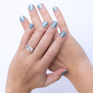 It’s the diamond on your hands. The on-point turquoise colour is suitable for any occasion requires a cocktail attire.