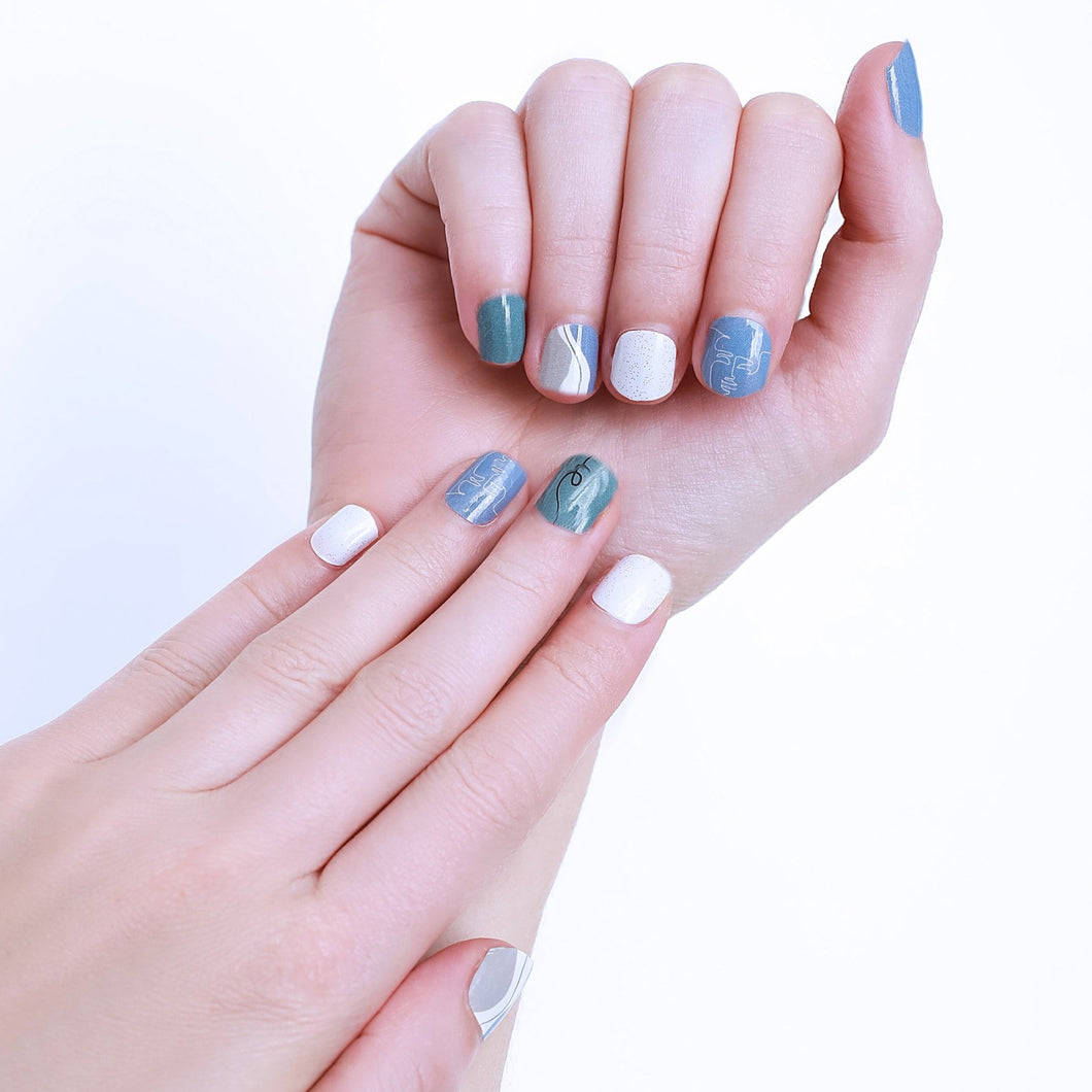 When you feel like an artistic walk down the gallery, you are in the right place. What could be intrigued than wearing an abstract design on your fingers? The gentle glitters on the off white undertone shows off your extraordinary taste.  