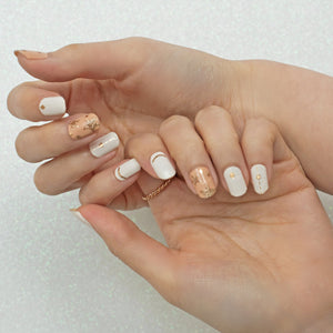 This set combines soft ivory and peachy hues with glitter gold stars. The gold foil on the soft colour brings more characters to the design. Keep dazzling with this fabulous set.  